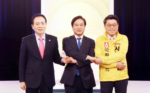 4·15 총선서 충남 서산·태안에 출마한 여야 후보들 (대전=연합뉴스) 이은파 기자 = 제21대 국회의원 선거에서 충남 서산·태안에 출마한 여야 후보가 5일 오전 방영된 TJB 대전방송 후보자 토론회에 앞서 기념사진을 찍고 있다. 왼쪽부터 미래통합당 성일종, 더불어민주당 조한기, 정의당 신현웅 후보. 2020.4.5