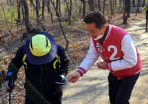 등산객 지지 호소하는 정승연 후보[미래통합당 정승연 인천 연수갑 후보 SNS 갈무리]
