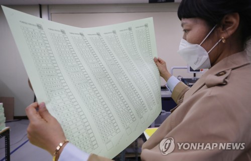 투표 용지 살펴보는 선관위 관계자지난달 31일 오후 대구시 달서구의 한 인쇄업소에서 선관위 관계자가 인쇄된 4ㆍ15 총선 투표용지를 살펴보고 있다. [연합뉴스 자료사진]