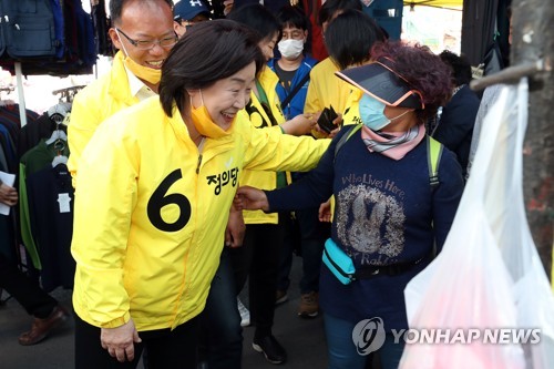 '정의당 후보 소개하러 왔어요'정의당 심상정 대표가 4월 3일 오후 광주 광산구 송정5일장에서 시민에게 4·15총선 광주지역 후보를 알리고 있다.[연합뉴스 자료사진]