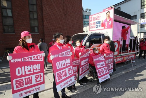 통합당 거리유세에 함께한 미래한국당4월 3일 서울 종로구 혜화동에서 열린 미래통합당 서울 종로 황교안 국회의원 후보의 거리유세에서 비례위성정당인 미래한국당의 지성호, 이종성, 허은아 등 비례대표 후보들이 지지를 호소하고 있다. [연합뉴스 자료사진]