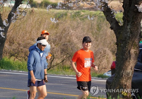 안철수, 남도 들을 달린다4·15 총선을 앞두고 국토 종주를 시작한 국민의당 안철수 대표가 지난 3일 오전 전남 구례군 섬진강변을 달리고 있다. 안 대표는 수도권을 향해 오전과 오후에 2∼3시간씩 달리며 하루에 30km씩 이동할 계획이다. [연합뉴스 자료사진]