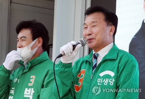 손학규 선대위원장 부산 지원유세민생당 손학규 상임선대위원장(오른쪽)이 4월 4일 오후 부산 연산로터리에서 부산 연제에 출마한 박재홍 후보(왼쪽) 지원유세를 하고 있다.[연합뉴스 자료사진]