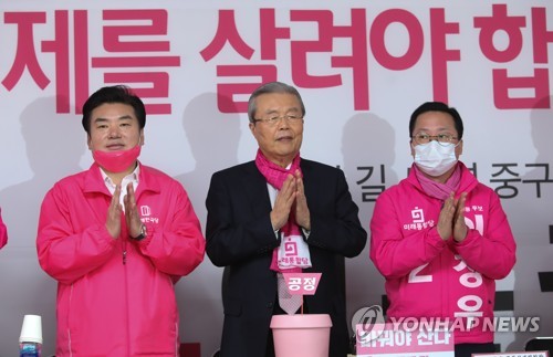 박수치는 김종인, 원유철, 이장우(대전=연합뉴스) 김연수 기자 = 5일 대전시 중구 미래통합당 대전시당사에서 미래통합당 김종인 총괄선대위원장(가운데)이 대전 현장 선거대책위원회 회의에서 원유철 미래한국당 총괄선거대책위원장(왼쪽), 이장우 미래통합당 대전시당 공동선대위원장과 박수를 치고 있다.
2020.4.5 yskim88@yna.co.kr