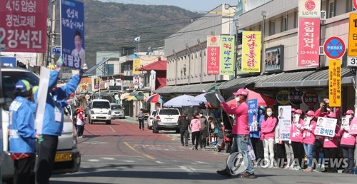 코로나가 만든 한산한 선거 유세 풍경(합천=연합뉴스) 김동민 기자 = 5일 오전 경남 합천군 초계시장 인근 선거 유세 현장이 한산하다.
    한 상인은 "신종코로나 바이러스 감염증으로 장날에도 사람이 평소 절반도 안 된다"고 말했다. 2020.4.5 image@yna.co.kr