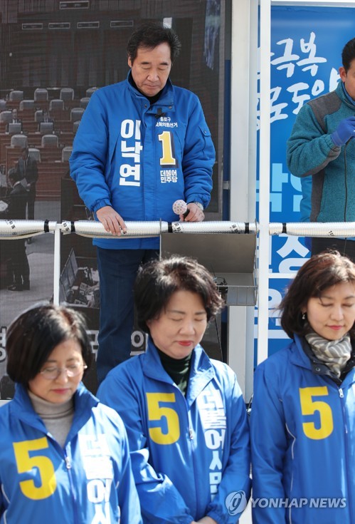 이낙연 후보, 코로나19 희생 의료진 위한 묵념(서울=연합뉴스) 김인철 기자 = 제21대 국회의원선거에서 서울 종로구에 출마한 더불어민주당 이낙연 후보가 5일 오후 종로구 무악동의 한 아파트 단지 앞에서 연설 후 코로나19에 의해 희생된 의료진을 위해 묵념하고 있다. 2020.4.5 yatoya@yna.co.kr