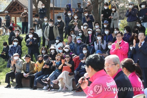 박수치는 유권자들(대전=연합뉴스) 김연수 기자 = 5일 오후 대전시 유성구 엑스포공원에서 열린 미래통합당 유성을 김소연 후보와 대전서을 양홍규 후보의 야외 토론회에 김종인 총괄선대위원장이 참석한 가운데, 지지자들이 박수를 치고 있다.
2020.4.5 yskim88@yna.co.kr