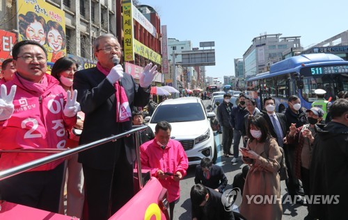 미래통합당 김종인, 대전 선거유세 지원(대전=연합뉴스) 김연수 기자 = 5일 대전시 동구 중앙시장앞에서 열린 미래통합당 대전동 이장우 후보(왼쪽) 차량유세에서 김종인 총괄선대위원장이 연설하고 있다.
2020.4.5 yskim88@yna.co.kr