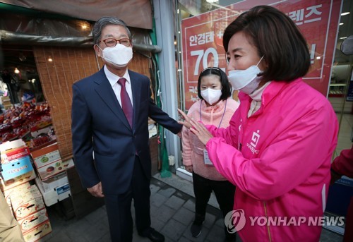 나경원 후보 딸과 인사하는 김황식 전 총리(서울=연합뉴스) 김인철 기자 = 김황식 전 국무총리(왼쪽)가 5일 오후 동작구 사당동 지하철 남성역 인근 도로에서 동작을에 출마한 미래통합당 나경원 후보 지원 유세에 앞서 나 후보의 딸과 인사하고 있다. 2020.4.5 yatoya@yna.co.kr