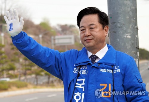 더불어민주당 김두관 양산을 후보가 지난 4월 3일 경남 양산시 평산동에서 출근길 인사를 하고 있는 모습. [김두관 후보 캠프 제공. 재판매 및 DB 금지]