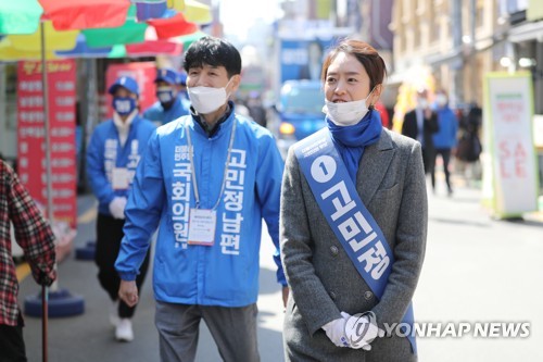 한 표 호소하는 고민정 부부제21대 국회의원선거 서울 광진구을에 출마한 더불어민주당 고민정 후보가 4월 5일 오후 서울 광진구 자양전통시장 인근에서 남편 조기영 시인과 함께 유세하고 있다. [연합뉴스 자료사진]