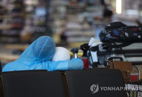 '서로를 위로하는 입국자들'(영종도=연합뉴스) 윤동진 기자 = 신종 코로나바이러스 감염증(코로나19) 해외유입 사례가 계속 확인되고 있는 6일 오전 인천국제공항 1터미널 입국장에서 입국자들이 의자에 앉아 있다. mon@yna.co.kr
