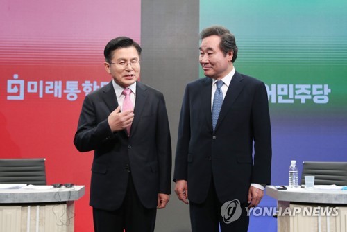 대화하는 이낙연-황교안(서울=연합뉴스) 6일 오전 서울 강서구 티브로드방송 강서제작센터에서 열린 종로구 선거방송토론위원회 주최 토론회에서 더불어민주당 이낙연 후보(오른쪽)와 미래통합당 황교안 후보가 대화하고 있다. [국회사진기자단] photo@yna.co.kr