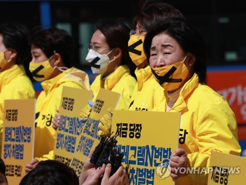 발언하는 심상정 대표(서울=연합뉴스) 한종찬 기자 = 정의당 심상정 대표 겸 4·15총선 상임 선거대책위원장이 6일 오전 서울 광화문광장에서 열린 N번방 처벌을 위한 정의당 전국동시다발 선거운동에서 발언하고 있다. 2020.4.6 saba@yna.co.kr