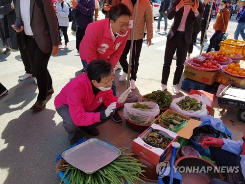 원주갑 박정하 후보 지원 유세 나선 유승민(원주=연합뉴스) 김영인 기자 = 미래통합당 유승민 의원이 6일 오후 강원 원주시 중앙시장 일대를 찾아 상인들에게 원주갑 박정하 후보 지지를 호소하고 있다. 2020.4.6 kimyi@yna.co.kr