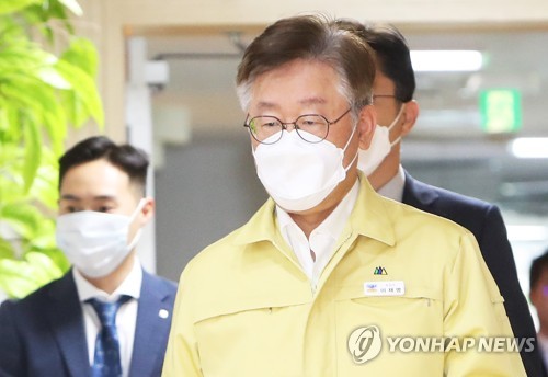 배달앱 대책 회의 입장하는 이재명 경기지사(수원=연합뉴스) 홍기원 기자 = 이재명 경기도지사가 6일 오후 경기도 수원시 경기도청에서 열린 '배달앱 독과점 및 불공정거래 관련 대책 회의'에 입장하고 있다. 2020.4.6 xanadu@yna.co.kr