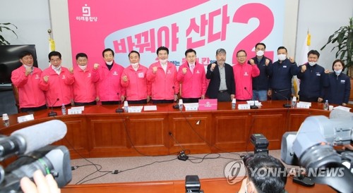 한국노총 위원장 만나는 미래통합당·한국당(서울=연합뉴스) 진성철 기자 = 미래통합당 황교안 대표, 비례위성 자매정당인 미래한국당 원유철 대표가 6일 국회에서 김동명 한국노총 위원장과 만나 파이팅하며 사진 촬영을 하고 있다. 2020.4.6 zjin@yna.co.kr