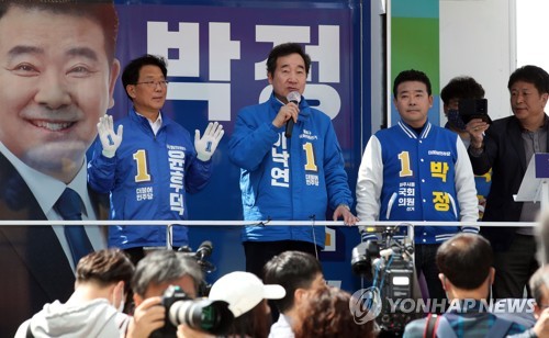 파주 총선 지원 나선 이낙연 위원장(파주=연합뉴스) 김인철 기자 = 더불어민주당 이낙연 상임공동선대위원장이 6일 오후 경기 파주 금릉역 앞 중앙광장에서 파주갑 윤후덕 후보(왼쪽)와 파주을 박정 후보 지원유세를 하고 있다. 2020.4.6 yatoya@yna.co.kr