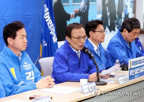 더불어민주당-더불어시민당 부산 합동선거대책위원회(부산=연합뉴스) 강덕철 기자 = 6일 오전 더불어민주당 부산시당에서 열린 더불어민주당 중앙당 선거대책위원회 전체 회의에서 중앙당 상임선대위원장인 이해찬 당 대표가 인사말을 하고 있다. 2020.4.6 kangdcc@yna.co.kr