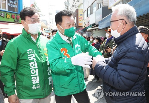 시민들과 인사하는 손학규(의왕=연합뉴스) 홍기원 기자 = 민생당 손학규 상임선대위원장이 6일 오후 경기도 의왕시 부곡도깨비시장에서 제21대 국회의원선거 의왕ㆍ과천에 출마한 김성제 후보 지원 유세를 하며 시민들과 인사하고 있다. 2020.4.6 xanadu@yna.co.kr