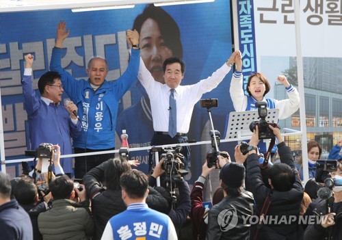 이낙연, 고양 홍정민ㆍ이용우 후보 지원유세(고양=연합뉴스) 김병만 기자 = 더불어민주당 이낙연 상임공동선대위원장이 6일 경기 고양 일산시장 앞에서 고양병 홍정민(오른쪽)ㆍ고양정 이용우 후보를 지원 유세하고 있다. 2020.4.6 kimb01@yna.co.kr