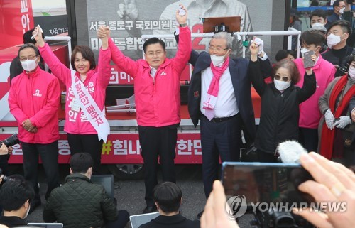 황교안·김종인, 배우자들도 출동한 종로 유세(서울=연합뉴스) 진성철 기자 = 미래통합당 서울 종로 황교안 후보(가운데)와 부인 최지영 씨, 종로 주민인 김종인 총괄선대위원장과 부인 김미경 씨, 신세돈 공동선대위원장(왼쪽)이 6일 서울 종로구 평창동 거리에서 함께 지지를 호소하고 있다. 2020.4.6 zjin@yna.co.kr