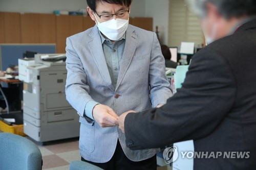 국회의원 후보 고발(포항=연합뉴스) 손대성 기자 = 6일 경북 포항시남구선거관리위원회에서 한 포항시민(오른쪽)이 선관위 직원에게 미래통합당 김병욱 후보가 보좌관 경력을 부풀려 공직선거법상 허위사실을 공표한 혐의가 있다며 고발장을 내고 있다. 2020.4.6 sds123@yna.co.kr