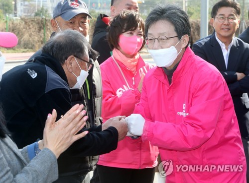 강원 유권자 마음 잡기에 나선 유승민(춘천=연합뉴스) 박영서 기자 = 미래통합당 유승민 의원이 6일 오후 강원 춘천시 동면 장학리에서 유권자들과 인사하고 있다. 2020.4.6 conanys@yna.co.kr