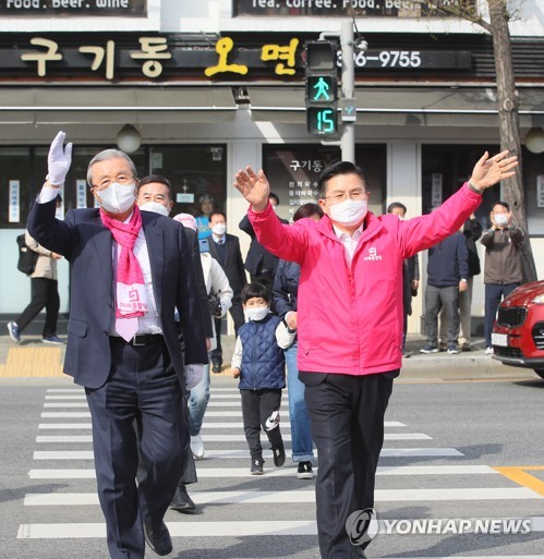 거리유세 등장하는 황교안·김종인(서울=연합뉴스) 진성철 기자 = 미래통합당 서울 종로 황교안 후보(오른쪽)와 김종인 총괄선대위원장이 6일 서울 종로구 평창동 거리에서 열린 유세에 손을 흔들며 입장하고 있다. 2020.4.6 zjin@yna.co.kr