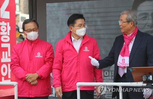 대화하는 황교안 김종인(서울=연합뉴스) 진성철 기자 = 미래통합당 서울 종로 황교안 후보(가운데)와 김종인 총괄선대위원장이 6일 서울 종로구 평창동 거리유세에서 대화하고 있다. 왼쪽은 신세돈 공동선대위원장. 2020.4.6 zjin@yna.co.kr