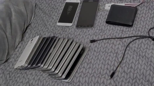 '압수한 휴대폰들' (의정부=연합뉴스) 지난 2일 경기북부지방경찰청이 채팅앱 '디스코드'에서 아동·청소년 성착취물을 유포하는 채널을 운영한 혐의를 받고 있는 20대 대학생을 경북지역의 자택에서 검거하면서 압수한 휴대전화들. 2020.4.7 [경기북부지방경찰청 제공. 재판매 및 DB금지]