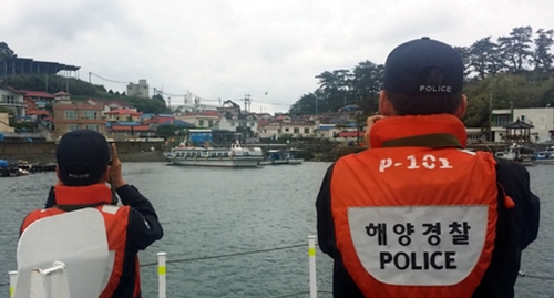 제19대 대선 투표함 호송을 지원 중인 통영해경[남해해경청 제공·재판매 및 DB 금지]