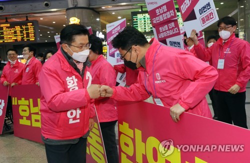 호남행 미래한국당 환송하는 황교안(서울=연합뉴스) 진성철 기자 = 미래통합당 황교안 대표 및 총괄선대위원장이 7일 서울 용산역에서 광주 5·18묘역 등 호남을 방문하는 비례위성자매정당 미래한국당의 원유철 대표 및 비례대표 후보들을 환송하고 있다.   2020.4.7 zjin@yna.co.kr