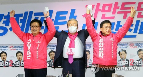 성북 정태근·한상학 지지 방문한 김종인(서울=연합뉴스) 진성철 기자 = 미래통합당 김종인 총괄선대위원장(가운데)이 7일 서울 성북구 화랑로에 마련된 통합당 서울 성북을 정태근 후보 선거사무소에서 정 후보(왼쪽), 성북갑 한상학 후보와 함께 손을 맞잡고 총선 승리를 다짐하고 있다.  2020.4.7 zjin@yna.co.kr