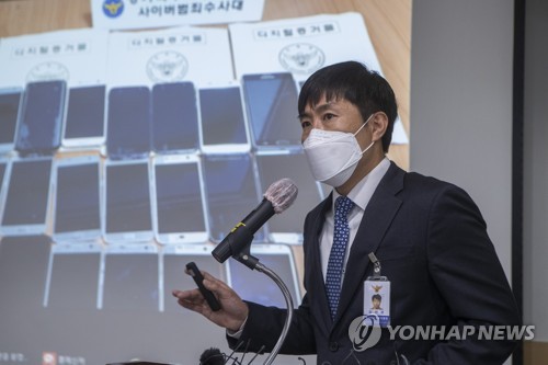 '디스코드' 성착취물 유포자 검거 브리핑(의정부=연합뉴스) 임병식 기자 = 7일 경기도 의정부시 금오동 경기북부지방경찰청에서 김선겸 사이버수사대장이 인터넷 메신저 '디스코드' 성착취물 채널 운영자 및 유포자 검거에 대한 브리핑을 진행하고 있다. 2020.4.7 andphotodo@yna.co.kr