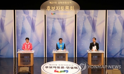 대전 서구을 양홍규·박범계·이동규 후보 TV토론(대전=연합뉴스) 한종구 기자 = 7일 오후 KBS 대전방송총국에서 열린 4·15 총선 대전 서구을 후보자 TV토론회에서 미래통합당 양홍규, 더불어민주당 박범계, 우리공화당 이동규 후보(왼쪽부터)가 토론하고 있다. 2020.4.7. jkhan@yna.co.kr