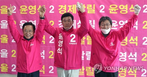 이주영·유승민 '윤영석 지지 호소'(양산=연합뉴스) 김동민 기자 = 미래통합당 이주영 부산·울산·경남 총괄 선거대책위원장(왼쪽), 양산 갑 윤영석 후보, 유승민 의원(오른쪽)이 7일 오후 경남 양산시 윤 후보 사무실을 찾아 지지를 호소하며 인사하고 있다. 2020.4.7 image@yna.co.kr