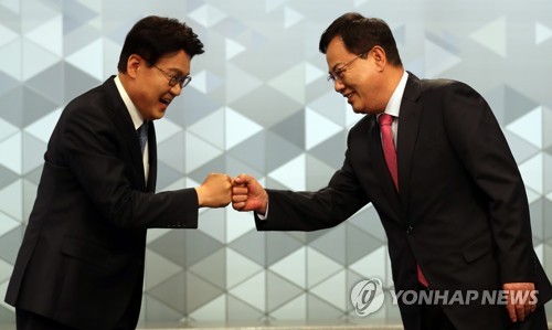 TV토론회 나선 황운하·이은권(대전=연합뉴스) 김소연 기자 = 4·15 총선 대전 중구에 출마하는 더불어민주당 황운하 후보(왼쪽)와 미래통합당 이은권 후보가 7일 대전MBC에서 열린 TV 토론회에 앞서 인사하고 있다. 2020.4.7 soyun@yna.co.kr