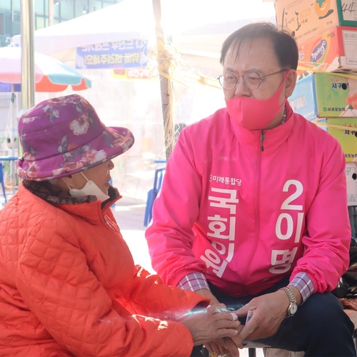 유권자 만나는 이명수 후보[이명수 후보 측 제공. 재판매 및 DB 금지]