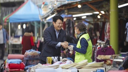 유권자 만나는 복기왕 후보[복기왕 후보 측 제공. 재판매 및 DB 금지]