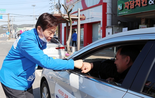 택시 운전기사와 인사하는 더불어민주당 나소열 후보[이은파 기자 촬영]
