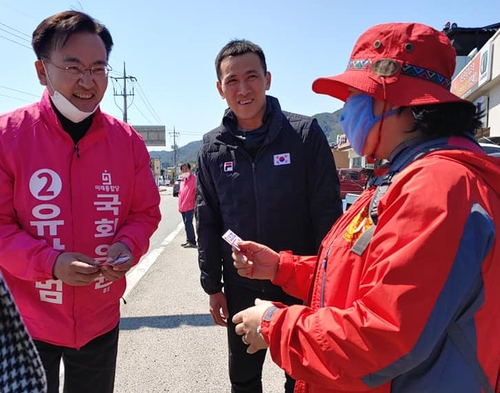 유상범 후보 지원 유세에 나선 동생 유오성(가운데)[유상범 후보 페이스북 갈무리. 재판매 및 DB 금지]