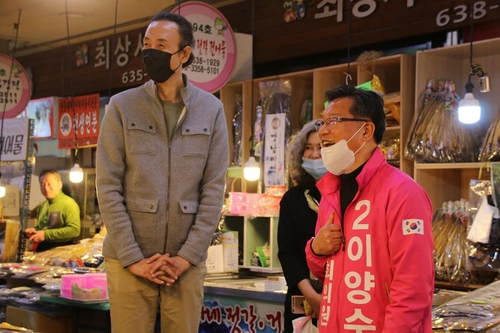 이양수 후보 지원 유세에 나선 한기범(왼쪽)[이양수 후보 페이스북 갈무리. 재판매 및 DB 금지]