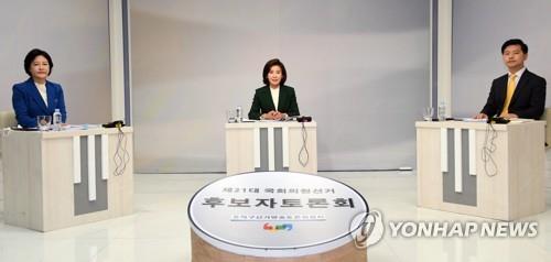 토론 앞둔 서울 동작을 후보들
    (서울=연합뉴스) 제21대 국회의원 선거 서울 동작을에 출마한 더불어민주당 이수진(왼쪽부터), 미래통합당 나경원, 정의당 이호영 후보가8일 오후 서울 서초구 반포대로 현대HCN 서초방송에서 열린 후보자 토론회에서 시작을 기다리고 있다. 2020.4.8 [국회사진기자단]
    jeong@yna.co.kr
(끝)