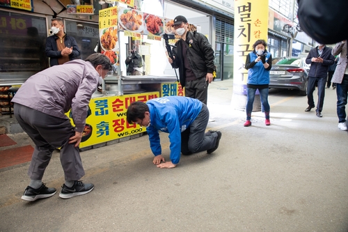 무극시장 유세 중 만난 은사에게 큰절하는 임호선 후보(왼쪽) [임호선 후보 제공. 재판매 및 DB 금지]