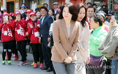 배우 이영애가 2016년 4월 11일 정진석(당시 새누리당) 후보의 유세현장을 찾아 시민들에게 인사하는 모습. [연합뉴스 자료사진]