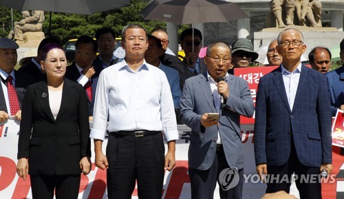 삭발 후 소감 밝히는 차명진 전 의원차명진 전 의원(오른쪽 두 번째)이 2019년 9월 18일 오전 청와대 앞 분수대 광장에서 조국 법무부 장관 사퇴를 촉구하며 삭발한 뒤 소감을 밝히고 있다. 오른쪽부터 김문수 전 경기지사, 차 전 의원, 박시연 자유한국당 중랑갑 위원장, 송영선 전 의원.[연합뉴스 자료사진]