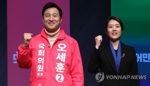 토론회에서 만난 오세훈과 고민정지난 3일 제21대 국회의원선거 광진을 후보자 토론회가 열린 노원구 인덕대학교에서 미래통합당 오세훈 후보(왼쪽)와 더불어민주당 고민정 후보가 기념촬영을 하고 있다. [연합뉴스 자료사진]