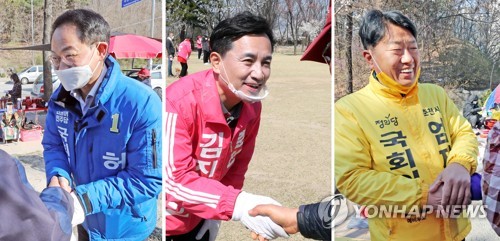 '내가 적임자' 춘천갑 후보 유세 열전(춘천=연합뉴스) 이상학 기자 = 지난 5일 강원 '춘천·철원·화천·양구 갑' 선거구에 출마한 더불어민주당 허영 후보(왼쪽부터), 미래통합당 김진태 후보, 정의당 엄재철 후보가 시민을 만나 지지를 호소하고 있다. 2020.4.5 hak@yna.co.kr