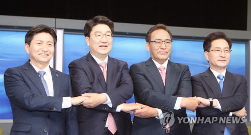 선전 다짐하는 강릉 후보자들(강릉=연합뉴스) 이해용 기자 = 지난 6일 강릉시선거관리위원회가 MBC 강원영동에서 개최한 토론회에 참석한 후보자들이 선전을 다짐하고 있다. 왼쪽부터 김경수 더불어민주당 후보, 권성동 무소속 후보, 홍윤식 미래통합당 후보, 최명희 무소속 후보. 2020.4.6 dmz@yna.co.kr